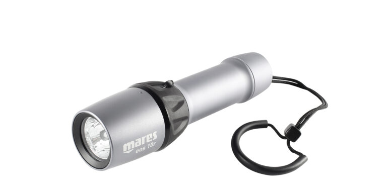 Lampe sous-marine Mares EOS 10R, idéale pour explorer les profondeurs marines en toute sécurité.