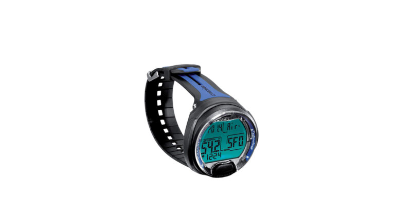Montre de plongée numérique avec affichage de profondeur et durée pour explorations sous-marines.
