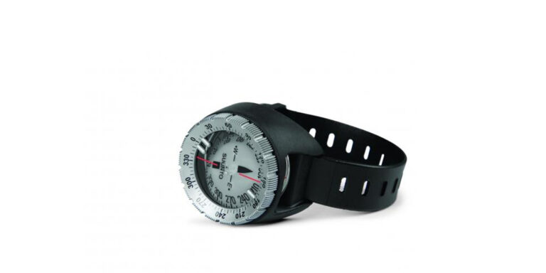 Montre de plongée Suunto, idéale pour les aventures sous-marines et la navigation aquatique.