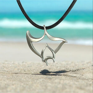 Bbbyrsj-pendentif-raie-manta-bijou-collier-de-mer Un pendentif en forme de raie manta évoque l'élégance marine sur une plage ensoleillée, parfait pour les passionnés de plo...