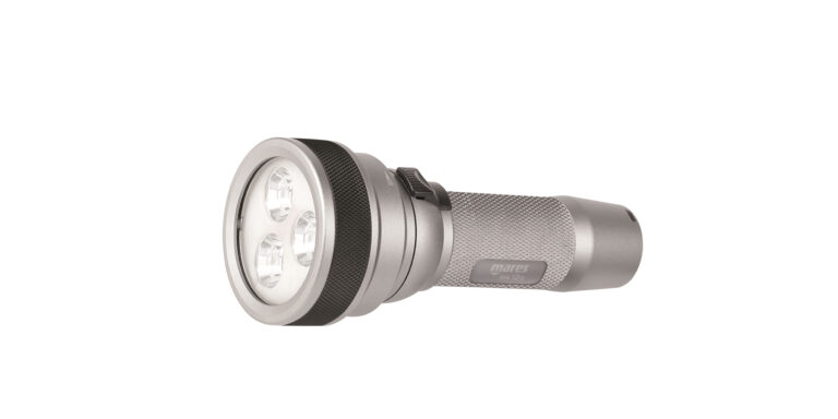 Lampe sous-marine Mares, idéale pour explorer les profondeurs marines en toute sécurité.