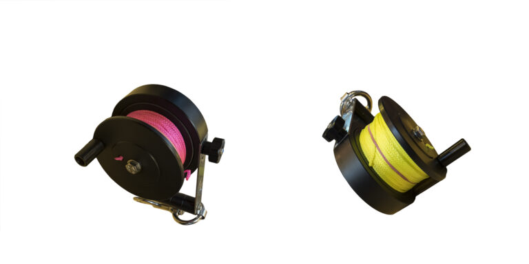 Ensemble de bobines pour équipement de plongée sous-marine, couleurs vives pour visibilité.