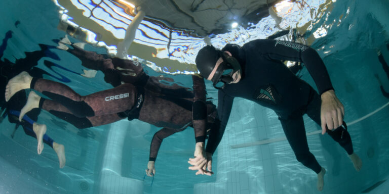 Plongée sous-marine en apnée, exploration aquatique dans un environnement sécurisé.