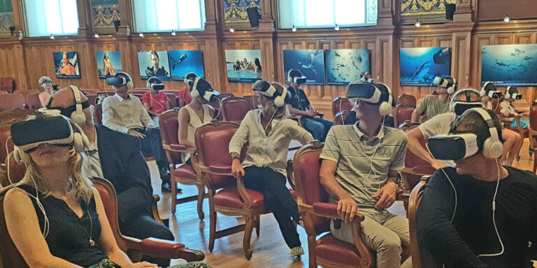 Participants découvrent le monde sous-marin en réalité virtuelle lors d'une expérience immersive.