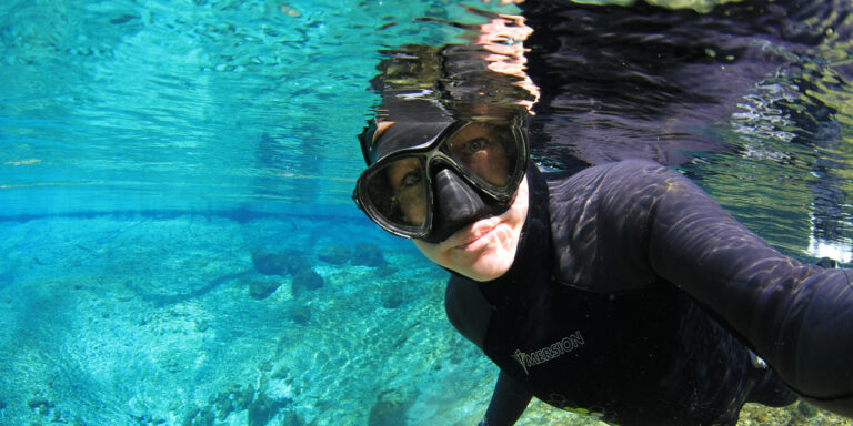 Plongée sous-marine avec masque, explorant les merveilles aquatiques d'un monde sous-marin.