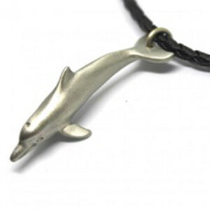 Bbbyrsj-pendentif-dauphin-bijou-collier-de-mer Un pendentif en forme de dauphin, symbole d'aventure marine, suspendu à un collier en corde tressée.
