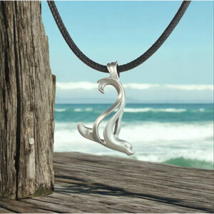 Bbbyrsj-pendentif-otarie-bijou-collier-de-mer Un pendentif en forme d'otarie évoque l'esprit marin sur une plage ensoleillée, parfait pour les passionnés de plongée.