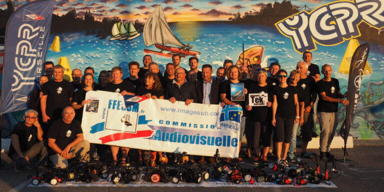 Équipe passionnée de plongée sous-marine réunie pour promouvoir l'audiovisuel marin à Marseille.