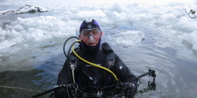 Plongée sous-marine dans un environnement glacé, explorant la faune aquatique.