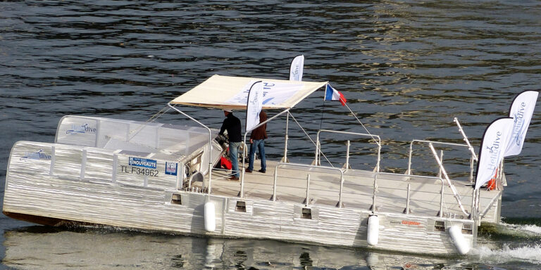 Bateau de plongée sous-marine naviguant sur des eaux calmes, offrant des expériences maritimes uniques.