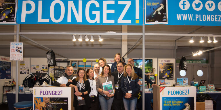 Équipe passionnée du monde sous-marin, présente au salon Plongez pour partager leurs expériences.