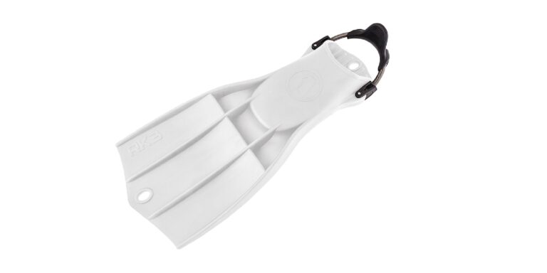 Palmes de plongée blanches, idéales pour explorer le monde sous-marin avec aisance.
