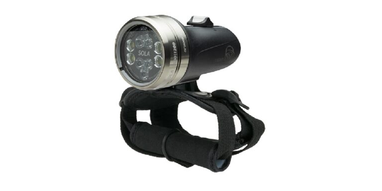 Lampe de plongée Sola, idéale pour explorer les profondeurs marines en toute sécurité.