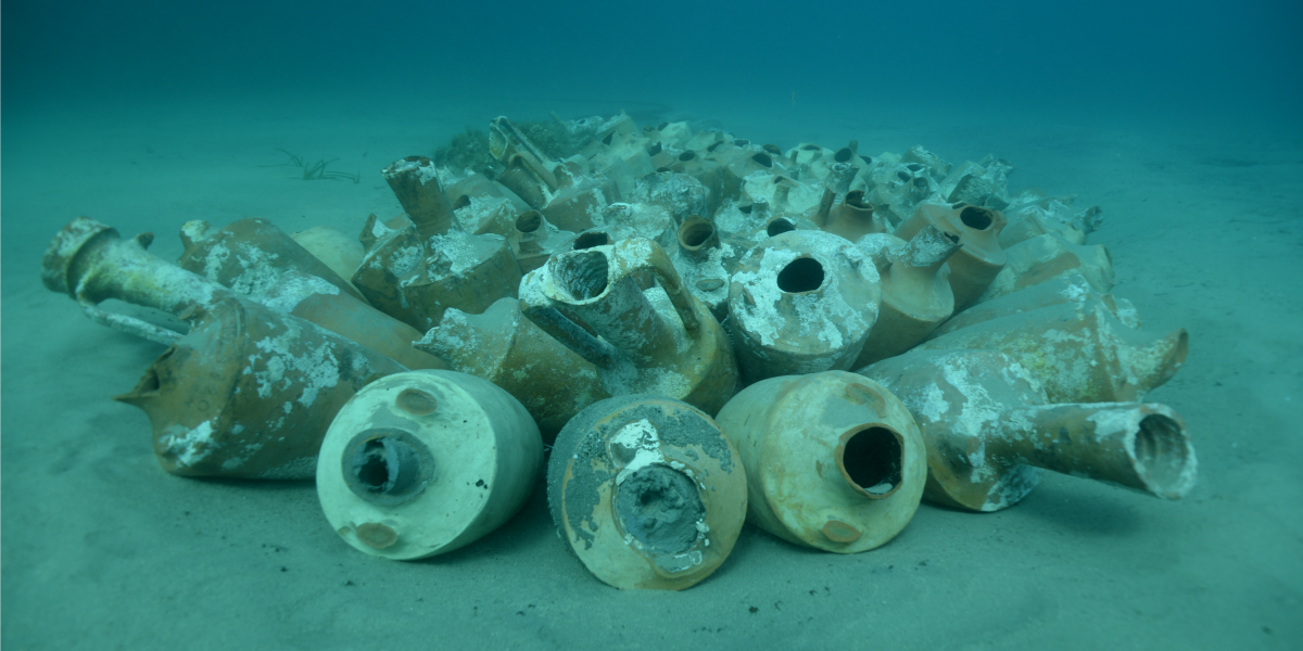 Anciennes amphores immergées, témoins de l'histoire maritime et de la vie sous-marine.