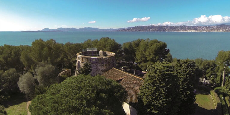 Vue panoramique sur le littoral méditerranéen et la nature environnante.