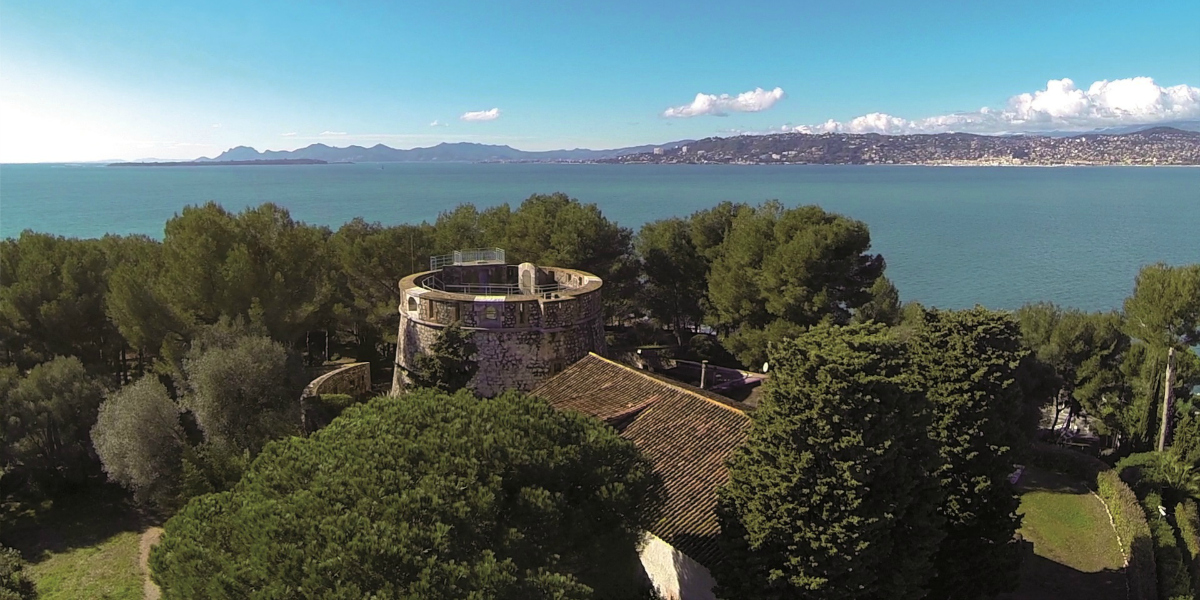 Vue panoramique sur le littoral méditerranéen et la nature environnante.