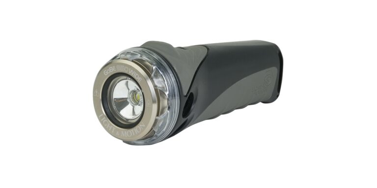 Lampe étanche pour explorations sous-marines, idéale pour la plongée et les activités aquatiques.
