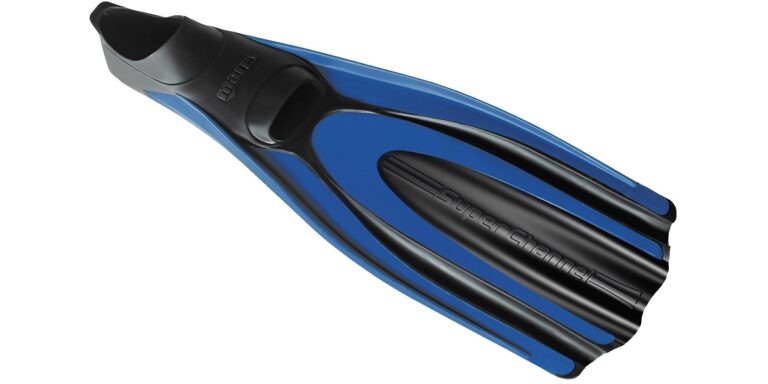 Palme de plongée bleue et noire pour explorer le monde sous-marin avec efficacité.