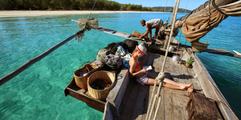 Exploration du monde sous-marin depuis un bateau traditionnel sur une eau cristalline.