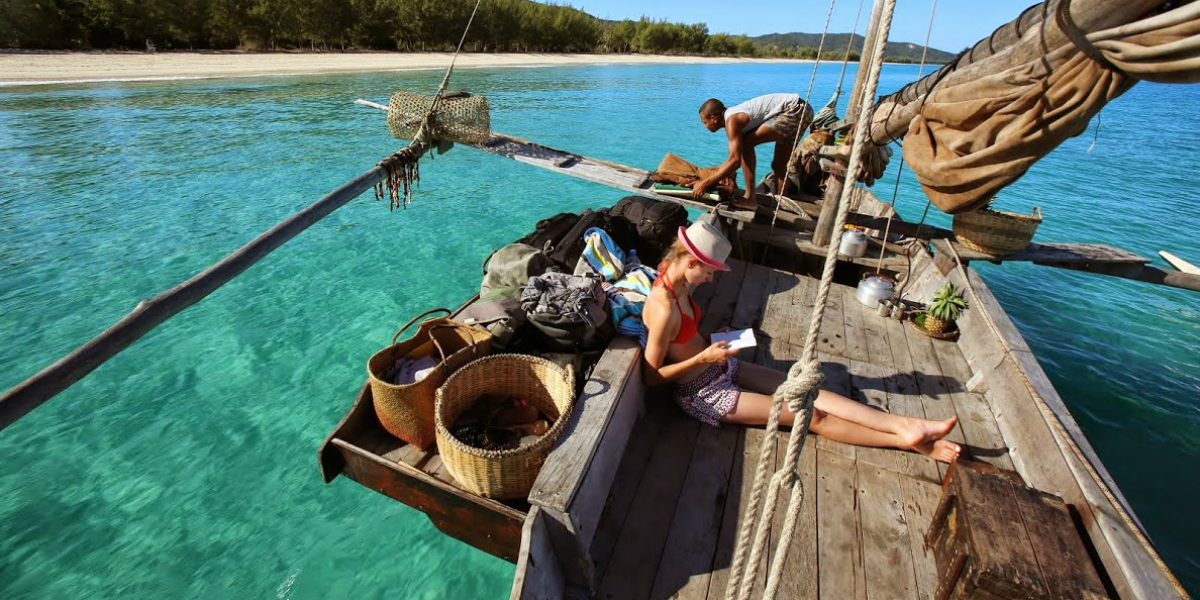 Exploration du monde sous-marin depuis un bateau traditionnel sur une eau cristalline.