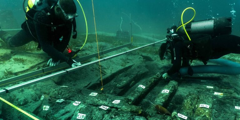 Plongée sous-marine pour explorer des artefacts historiques sur le fond marin.