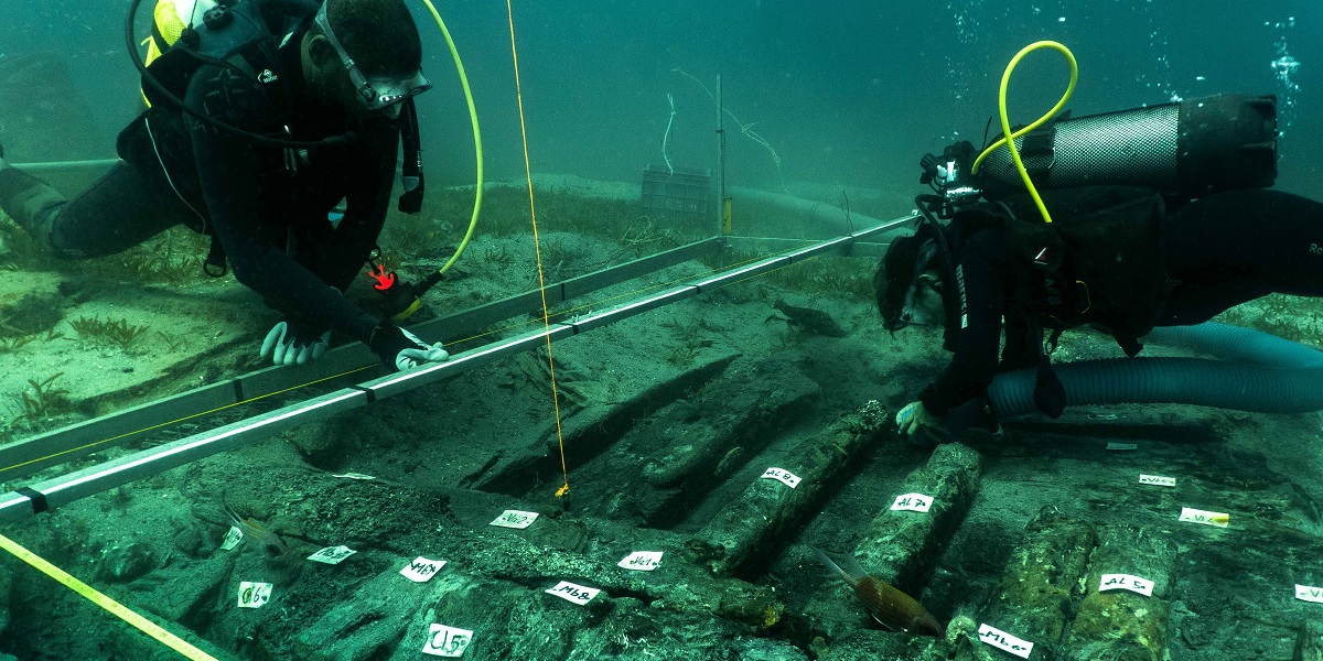 Plongée sous-marine pour explorer des artefacts historiques sur le fond marin.