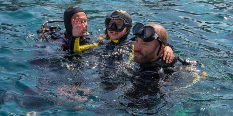 Plongée sous-marine en famille, découverte de la vie marine et moments de partage.