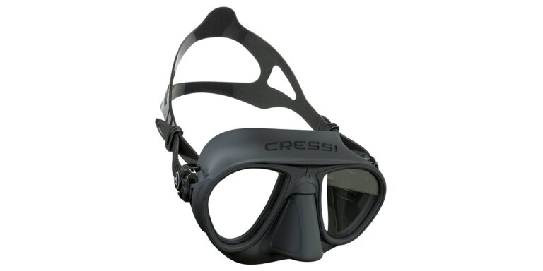 Masque de plongée Cressi, conçu pour une vision optimale sous l'eau. Idéal pour les explorations marines.