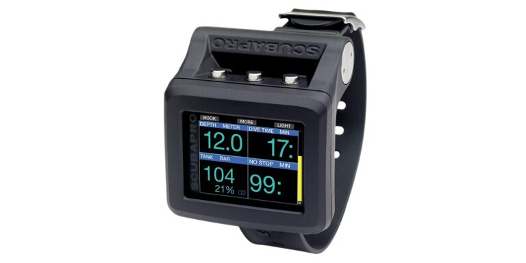 Montre de plongée Scubapro, affichage numérique pour profondeur et temps de plongée.