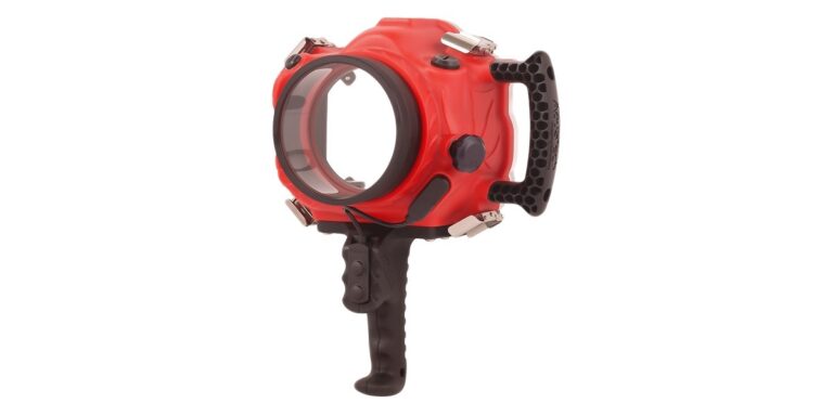 Boîtier étanche rouge pour caméra, idéal pour la photographie sous-marine.