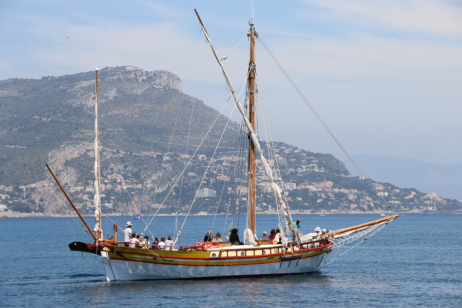 Le Santo-Sospir quitte le port de Saint-Jean-Cap-Ferrat pour une journée en mer. ©SOS Grand Bleu