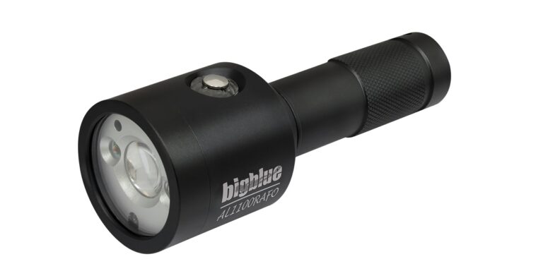 Lampe sous-marine Bigblue AL1100RAFO, idéale pour explorer les profondeurs marines.