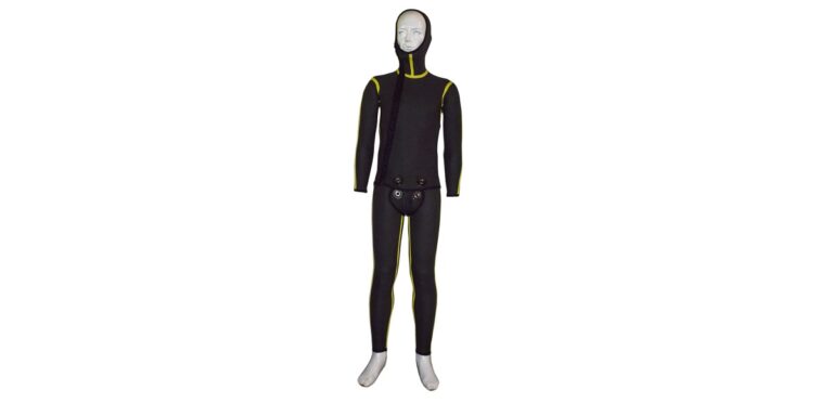 Combinaison de plongée noire avec détails jaunes, idéale pour les sports nautiques.