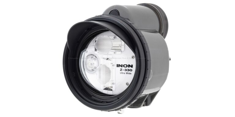 Lampe sous-marine Inon Z-330, idéale pour la photographie et l'exploration aquatique.