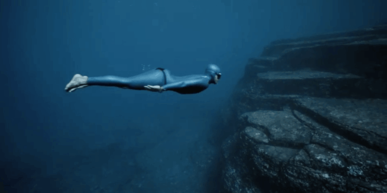 Plongée sous-marine explorant les fonds marins et les formations rocheuses sous l'eau.