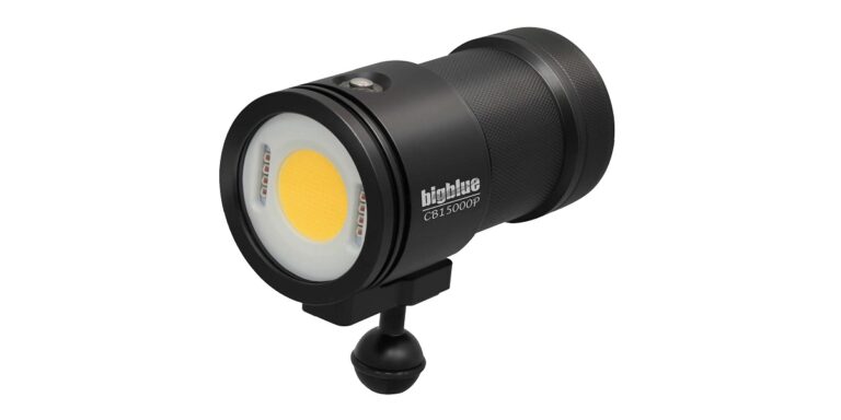 Projecteur sous-marin Bigblue, idéal pour explorer les fonds marins en toute clarté.