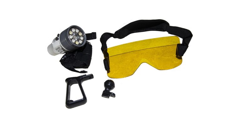 Équipement de plongée sous-marine : lampe, lunettes de protection et accessoires essentiels.