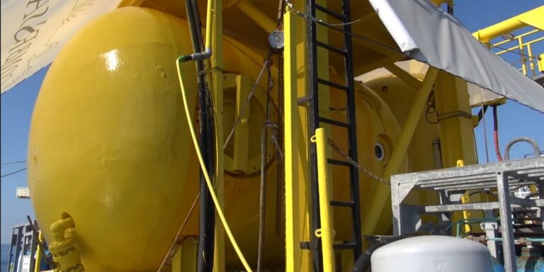 Sous-marin jaune pour explorations sous-marines, technologie avancée pour la recherche océanique.