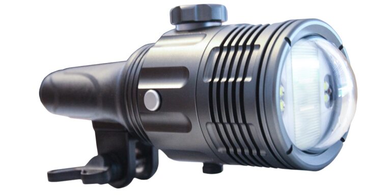 Lampe sous-marine puissante, idéale pour l'exploration des fonds marins et la photographie.