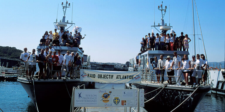 Équipe prête pour une aventure sous-marine lors du raid Objectif Atlantide en Méditerranée.