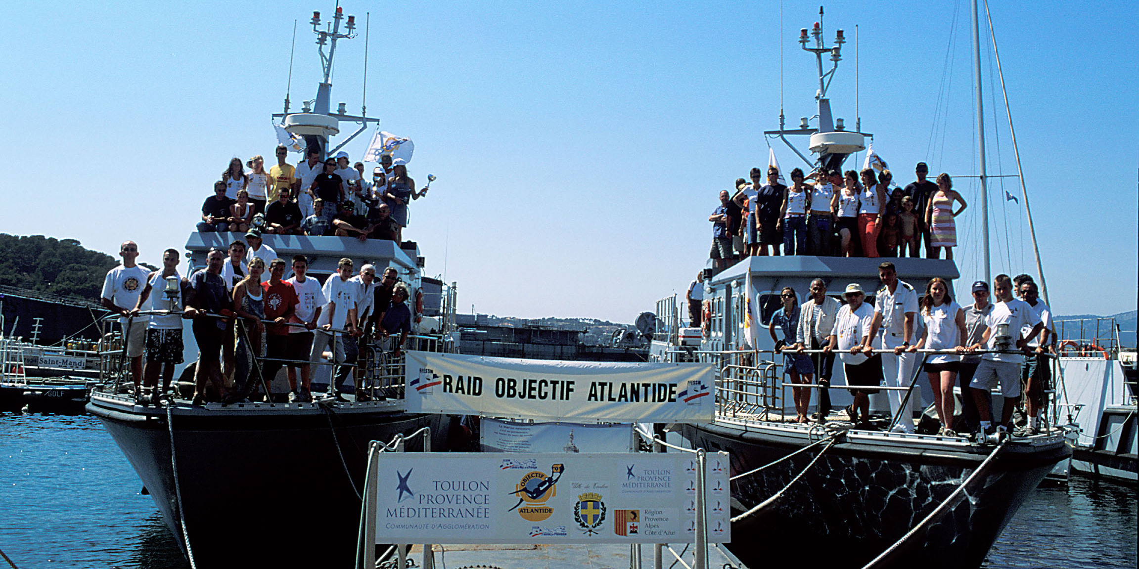 Équipe prête pour une aventure sous-marine lors du raid Objectif Atlantide en Méditerranée.