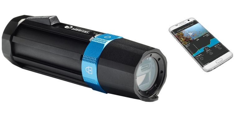 Lampe sous-marine et smartphone pour explorer les merveilles du monde aquatique.