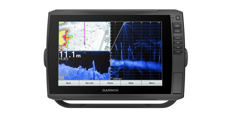 Écran sonar Garmin affichant des données sous-marines et des cartes de profondeur.