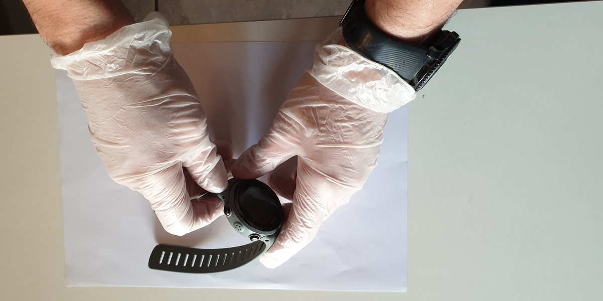 Manipulation d'un équipement sous-marin pour la plongée, avec des gants de protection.