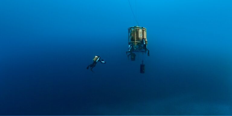 Plongée sous-marine avec scaphandriers et habitat subaquatique en milieu océanique.