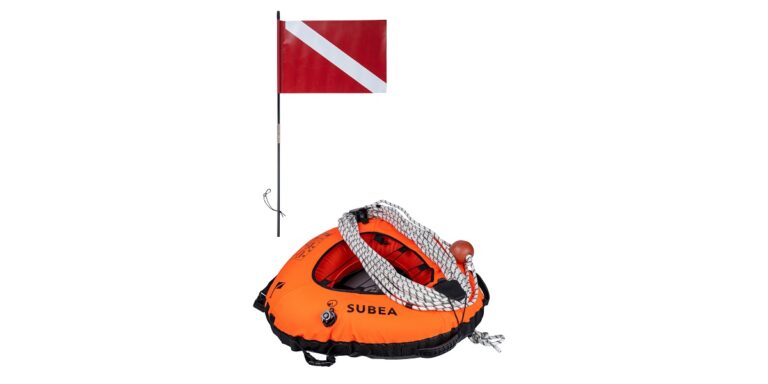 Bouée de signalisation orange pour la plongée, accompagnée d'un drapeau de sécurité.