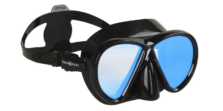 Masque de plongée noir avec verres bleus pour explorer le monde sous-marin.