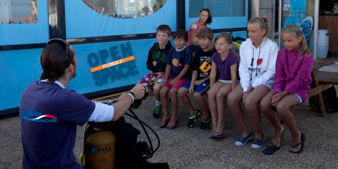 Initiation à la plongée sous-marine pour enfants, encadrée par des professionnels passionnés.