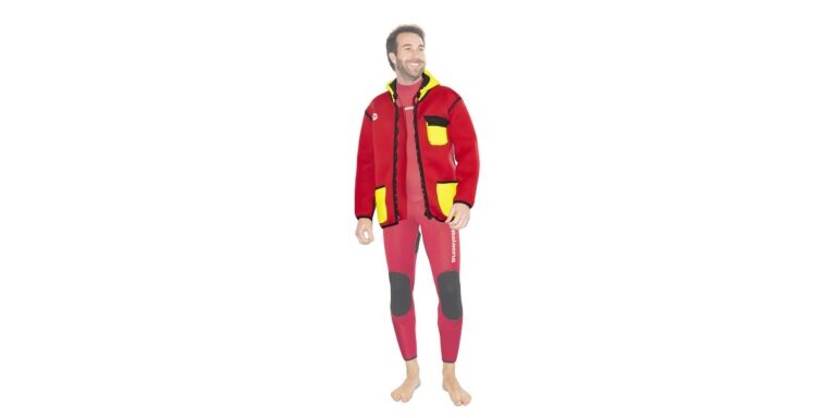 Homme en combinaison de plongée, prêt pour l'exploration sous-marine et les activités aquatiques.