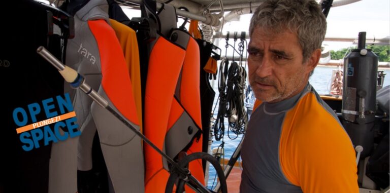 Plongée sous-marine avec équipement adapté, explorant les merveilles de l'océan.